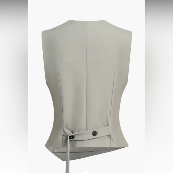 Sleeveless vest - Picture 2 of 5